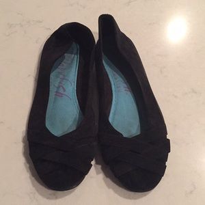 Black crisscross flats